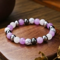 Dettaglio del bracciale elastico da 8mm in pietre naturali con turchese bianca - Stile Zen Viola Bianco Grigio Crema (ZJ12911)