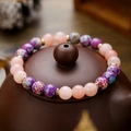 Macro dettagliata di un bracciale con cristalli rosa e pietre laviche su un coperchio in ceramica - Stile Pietra Imperiale con Motivo Blu Verde Con Quarzo Rosa (ZJ12908)