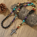 Boheems natuurstenen rozenkrans ketting voor heren met kleurrijke kralen en zwart kruis - Chakra Natuursteen (ZJ15062)