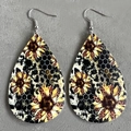 Detail of teardrop leather earrings with sunflower, leopard print and honeycomb pattern - Vintage Honeycomb Sunflower (9)