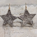 Detalle de pendientes estrella estilo western con piel sintética marrón y blanca - Textura Marrón Blanco (3)
