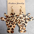 Dettaglio di orecchini a testa di mucca con ecopelliccia animalier su cartoncino - Leopardo Classico (2)