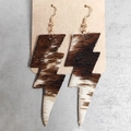 Pendientes de rayo con cuero estampado de vaca marrón y blanco con ganchos dorados - Textura de Pelo Marrón Blanco (2)