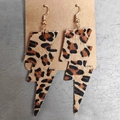 Detalle macro de pendientes en forma de rayo con textura de leopardo en piel sintética - Estampado de Leopardo (3)