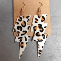 Detalle de pendientes de rayo con estampado de leopardo en tarjeta de exhibición - Patrón de Leopardo (6)