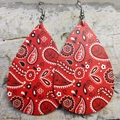Dettaglio di orecchini a goccia in pelle rossa con motivi paisley neri e bianchi - Paisley Rosso Goccia (9)