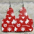 Dettaglio di orecchini in pelle rossa stile Western con stampe di Sheriff e cowboy - Distintivo dello Sceriffo Rosso (10)