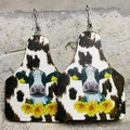 Dettaglio di orecchini a forma di etichetta bovina con ritratto di mucca e girasole - Etichetta Mucca Girasole (11)