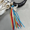 Western stijl koeienschedel sleutelhanger met glinsterende strass en kleurrijke suède kwastjes - Fijn Haar Stierenkop (2)