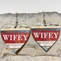 Ξύλινα σκουλαρίκια καρδιά με τύπωμα WIFEY και πολύχρωμες vintage ρίγες - Πολύχρωμη ριγέ καρδιά (WIFEY)