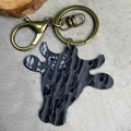 Llavero de cuero vintage cabeza de toro con estampado animal y cierre de bronce - Cabeza de Toro Estampado Animal Gris Negro