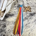 Dettaglio portachiavi boho con nappe colorate, piastrina Texas e chiusura in argento - Stile Texture Leopardata Marrone (3)