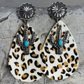 Nahaufnahme von Western-Kakteen-Ohrringen mit Leopardenmuster und Türkisperle-Detail - Leopard Beflocktes Leder Stil (6)