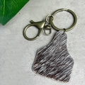 Détail du porte-clés en cuir de vachette à poils blancs et marrons avec boucle vintage - Motif Rayé Brun et Blanc (2)