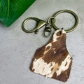 Porte-clés style western en cuir véritable avec fourrure tachetée et métal bronzé - Motif Bringé Brun et Blanc (3)