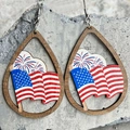 Gros plan de boucles d'oreilles goutte en bois avec drapeau américain et feu d'artifice - Motif de Drapeau Feu d'Artifice (5)