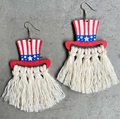 Details der Onkel Sam Zylinder Ohrringe mit US-Flaggenmuster und Makramee-Fransen - Uncle Sam Zylinder Hut Stil (1)