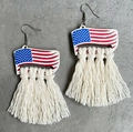 Makroaufnahme der USA-Flaggen Holzohrringe mit handgefertigten Makramee-Baumwollquasten - Stars and Stripes Runder Stil (2)