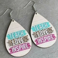 Ξύλινα σκουλαρίκια δάκρυ με κείμενο Teach Love Inspire και λεοπάρ σχέδιο για δασκάλους - Εμπνευσμένο Λεοπάρ Σχέδιο (3)