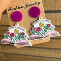 Florale Buchohrringe mit Reading is Dreaming Schriftzug und bunten Acrylblumen - Blühende Blumen Buch Stil (1)