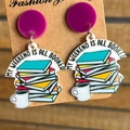 Kreative Stapel aus Büchern und Kaffee Acryl Ohrringe mit My Weekend is All Booked Spruch - Bücherstapel Und Kaffee Stil (2)