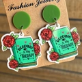 Acryl-Ohrringe im Buchdesign mit Reading is My Therapy Spruch und floralen Rosenmotiven - Buch Und Rote Rose Stil (3)