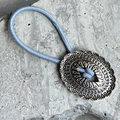 Élastique à cheveux bohème bleu clair avec breloque ovale en argent gravée rétro - Bleu clair
