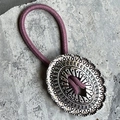 Elastico per capelli bohémien con ciondolo ovale in metallo inciso in stile vintage - Rosa Loto