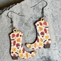 Detalle de pendientes de bota vaquera de madera con patrones de hojas de arce otoñales - Tema de Hoja de Arce de Otoño