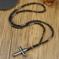 Detail van kruisketting met zwarte matte steenkralen en hematiet cilinders voor heren - Mat Zwart & Hematiet (ZJ15156)