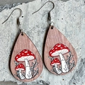 Primer plano de pendientes de madera con forma de gota y diseño de hongos bohemios - Champiñón Mori