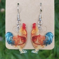 Orecchini a forma di gallo in acrilico colorato con ganci argentati su carta kraft - Gallo Realistico Vivace