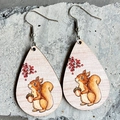 Pendientes bohemios de madera en gota con motivo de ardilla y bayas pintado a mano - Ardilla con Bayas