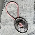 Dettaglio dell'elastico rosa con ornamento ovale in metallo argentato stile vintage - Rosa Chiaro