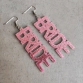 Detailansicht der BRIDE Buchstaben-Ohrringe mit rosa Glitzer-Acryl und langen Haken - Silberner Haken - Rosa Glitzer