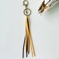 Llavero bohemio de flecos largos en cuero naranja y negro con anillo de bronce vintage - Amarillo Negro