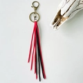 Llavero bohemio de borlas largas en rojo y negro con cierre de mosquetón de bronce - Rojo y Negro