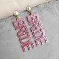 Roze glitter acryl BRIDE letter oorbellen met witte parels voor bruiloft sieraad - Witte Kunstparel Oorknopje - Roze Glitter