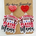 Detailansicht der Acryl-Football-Mama-Ohrringe mit roten Glitzerherzen auf Displaykarte - Mama Favorite Player Football Stil (7)