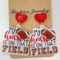 Acryl Football-Mom Herzohrringe mit dem Spruch My heart IS ON THAT FIELD Design - Heart On Field Football Stil (6)