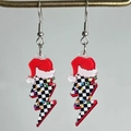 Detalle macro de pendientes de acrílico con forma de rayo, patrón de tablero y gorro de Navidad - Rayo de Tablero Gorro de Navidad
