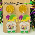 Mardi Gras kabouter oorbellen met glitter studs en feestelijke acryl trommel details - Drummer Gnome Ontwerp (4)