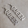 Gros plan sur les boucles d'oreilles QUEEN en acrylique à paillettes argentées sur gris - Paillettes Argentées (1)