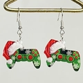 Detalle de pendientes de mando de videojuegos navideños con gorro de Papá Noel y nieve - Mando de Juego Gorro de Navidad