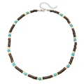 Dettaglio di collana boho con pietre turchesi, perline di legno e chiusura in metallo - Stile Disco di Legno (ZJ13047)