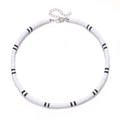 Handgemaakte wit en zwart gestreepte Heishi kralenketting met zilveren karabijnsluiting - Afwisselend Zwart en Witte Kralenstijl (ZJ11759)
