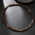 Collier ethnique en perles de bois avec accents rouges verts et cordon brun réglable - Perle en Bois Brun Foncé avec Accents Rouge Vert (ZJ12525)