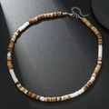Collier ethnique en perles de bois foncé, entretoises blanches et détails argentés - Perle en Bois Brun et Style de Perle en Coquillage (ZJ12682)