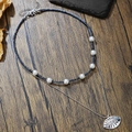 Zweilagige Evil Eye Halskette mit Perlen und blauen Perlen auf Holzuntergrund - Evil Eye Doppelschichtige Perlenkette (ZJ13515)