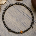 Collier pour homme avec perles noires mates et perle centrale texturée sur bois sombre - Style de Perles Rondes Mattes Ethniques (ZJ13620)